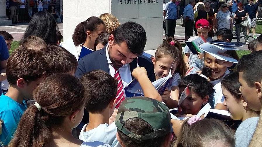 Gli alunni di elementari e medie inaugurano piazza Duca d’Aosta