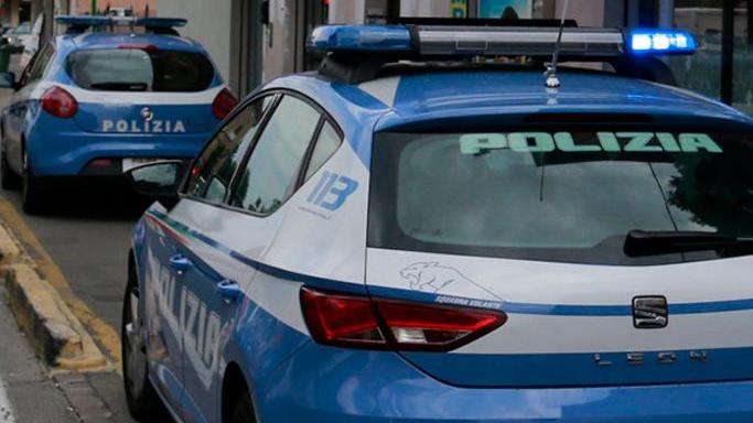 Lite in strada, ragazza colpita con un pugno