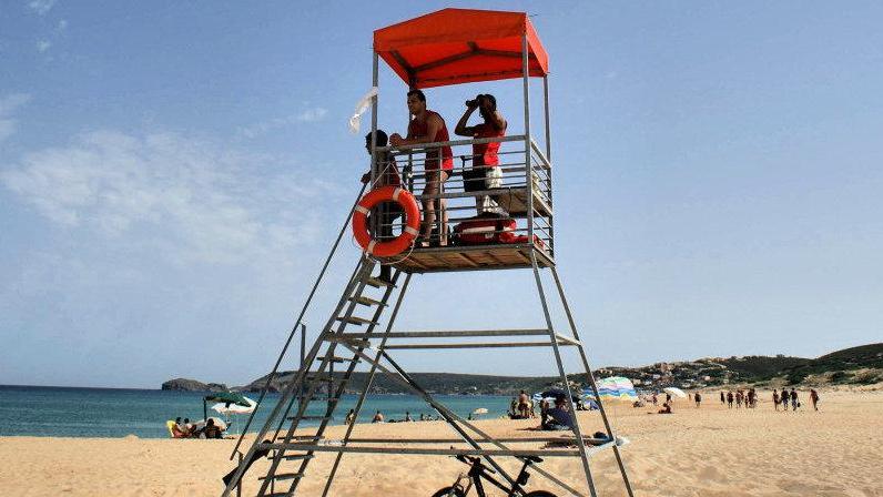 Contratti nulli per i bagnini in Sardegna: spiagge senza salvamento  