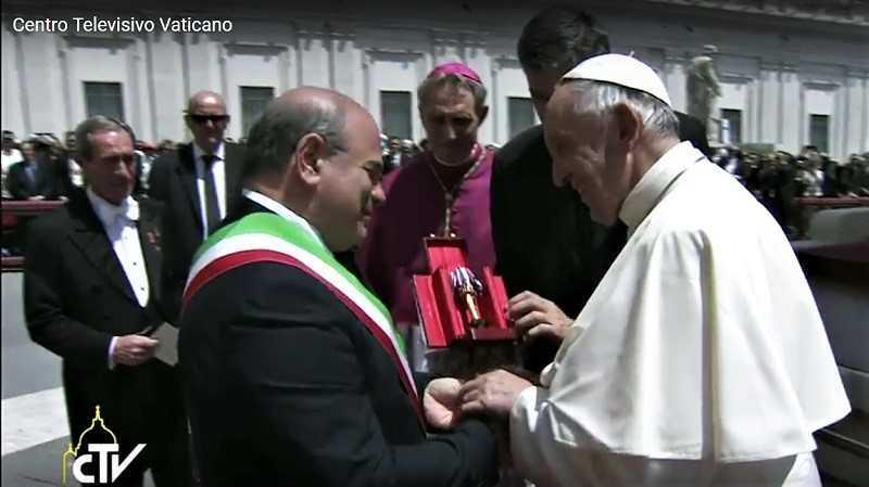 Il sindaco Nicola Sanna consegna il Candeliere d'oro a Papa Francesco