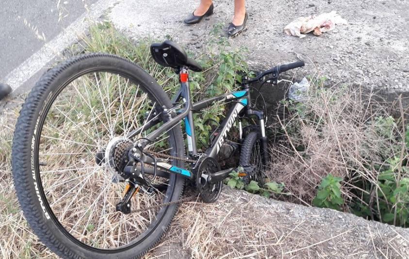 Modena, strada Albareto: cade nel buco, denti e naso rotti  