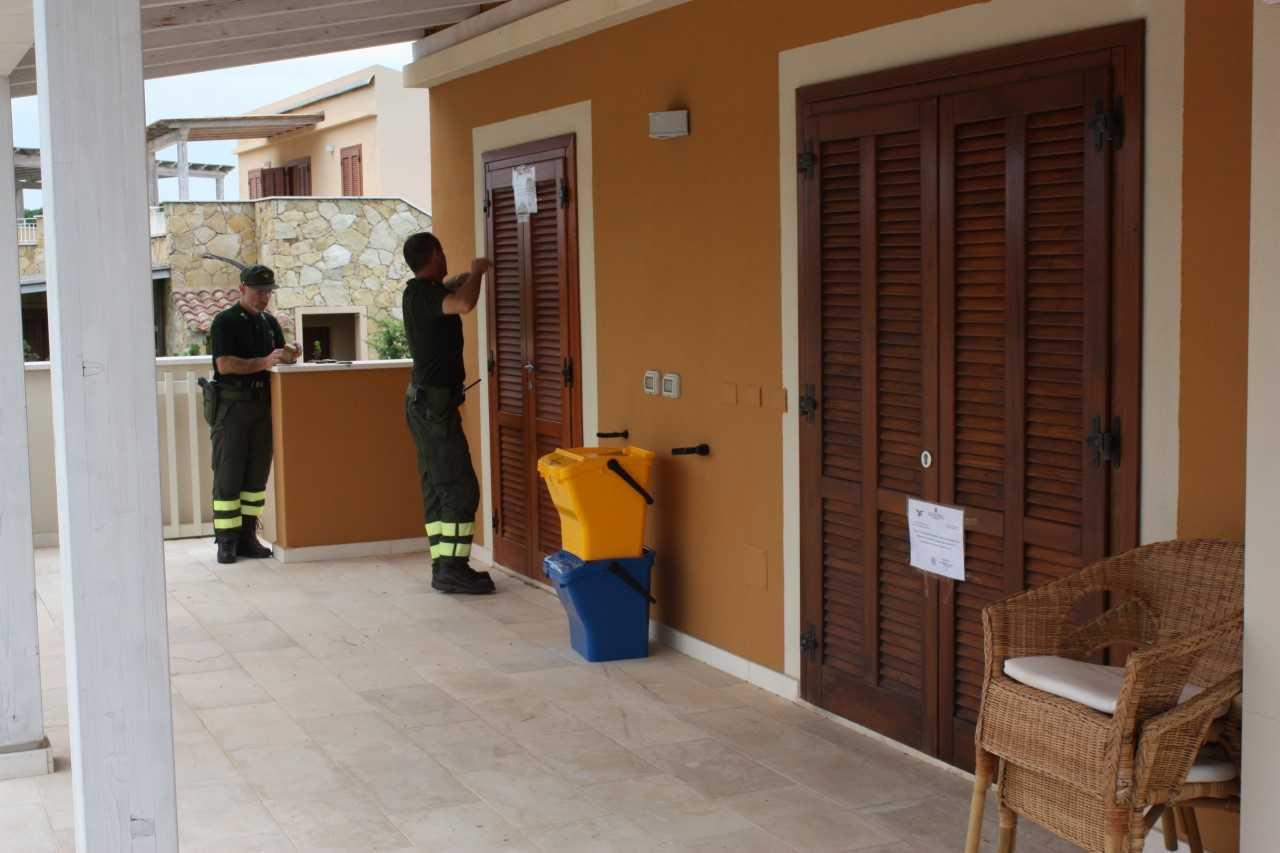 Il personale della forestale sequestra gli appartamenti a Is Arenas