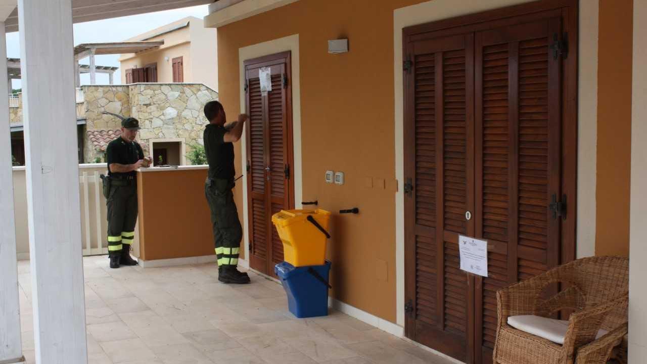 Il personale della forestale sequestra gli appartamenti a Is Arenas
