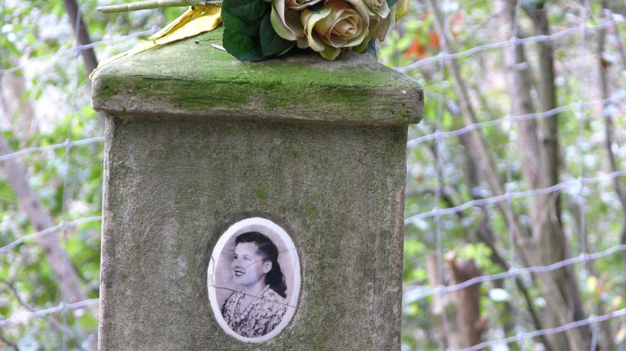 La lapide dedicata a Elvira Orlandini