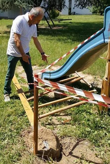 Vandali in azione contro i giochi dei bambini