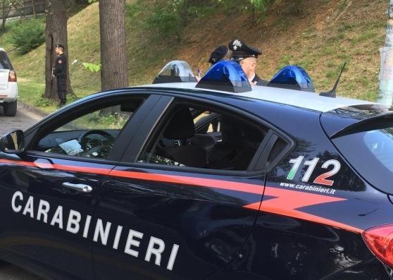 Minacciato con la pistola da due rapinatori 
