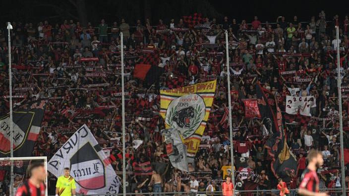 La vittoria dei colori sugli spalti al ritmo di Simon & Garfunkel