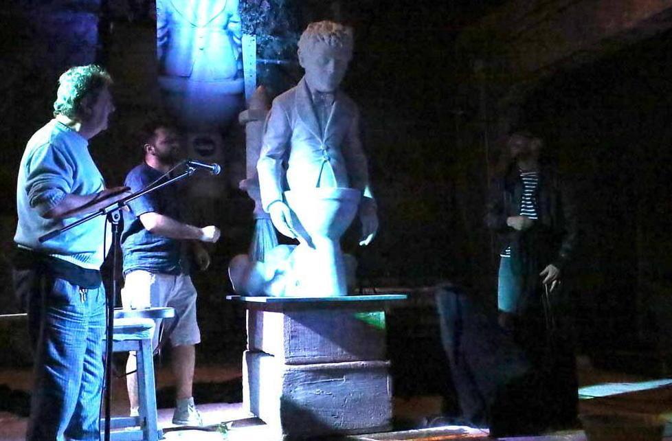La statua seduta sul water per omaggiare Freak Antoni 