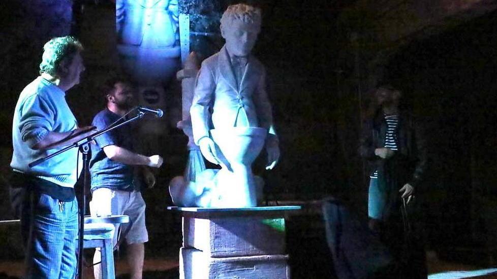 La statua seduta sul water per omaggiare Freak Antoni