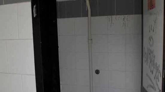 «I bagni chiusi per non sporcarli»