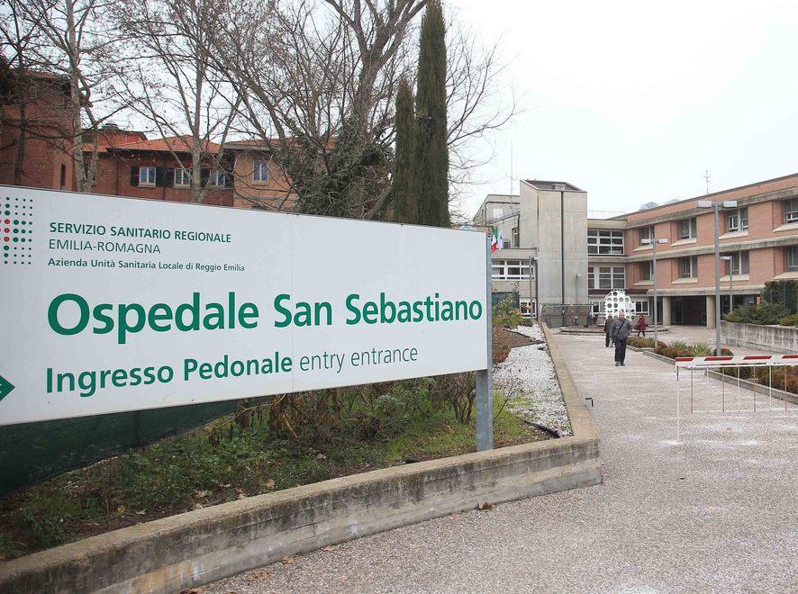 La fermano in strada e le sfilano la catenina 
