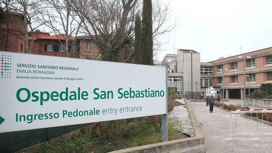 La fermano in strada e le sfilano la catenina
