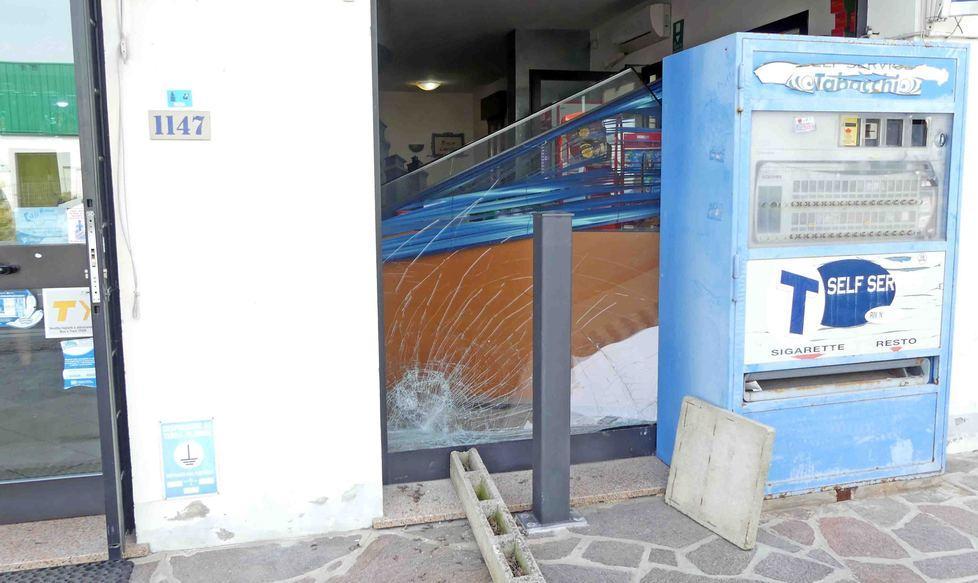 Spaccata notturna al bar Italia 