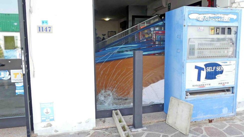 Spaccata notturna al bar Italia