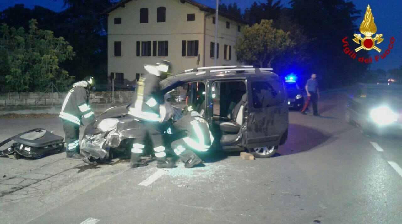 Rubiera, si ribalta con l'auto e rimane incastrata fra le lamiere