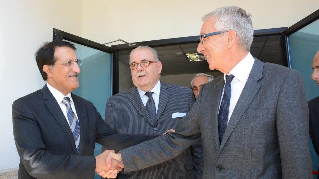 Incontro a Olbia tra Francesco Pigliaru e un esponente della famiglia Al Thani davanti all'allora sindaco Giovannelli