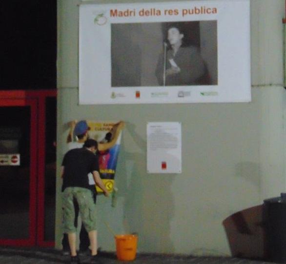 I due ragazzi in azione alla Cgil di Modena