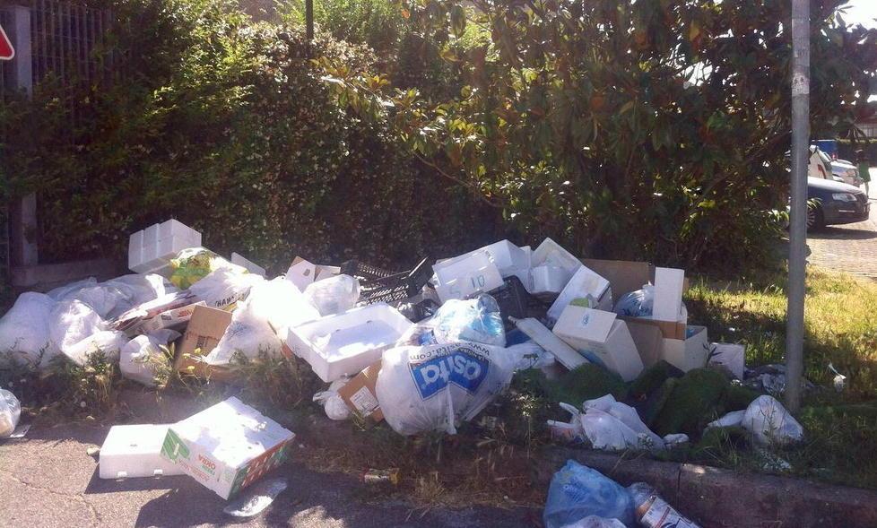 Cumuli di rifiuti, cresce la rabbia 