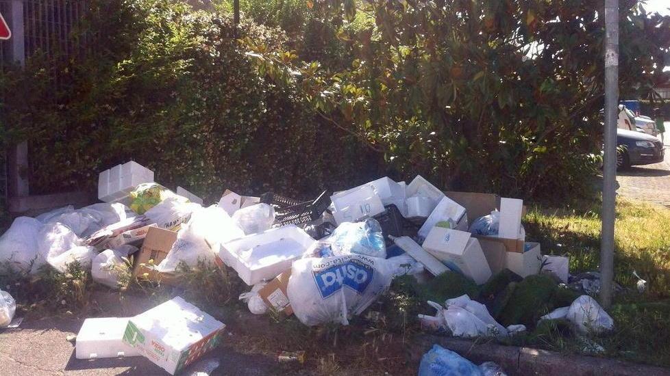 Cumuli di rifiuti, cresce la rabbia