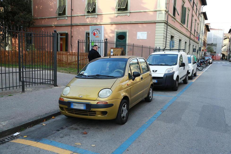 Forza il finestrino, ma gli agenti lo bloccano