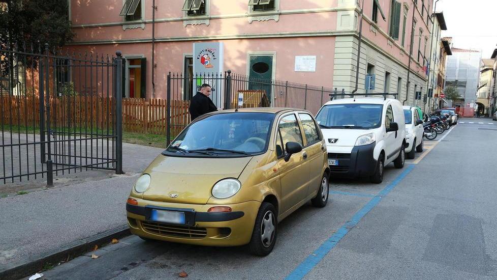 Forza il finestrino, ma gli agenti lo bloccano