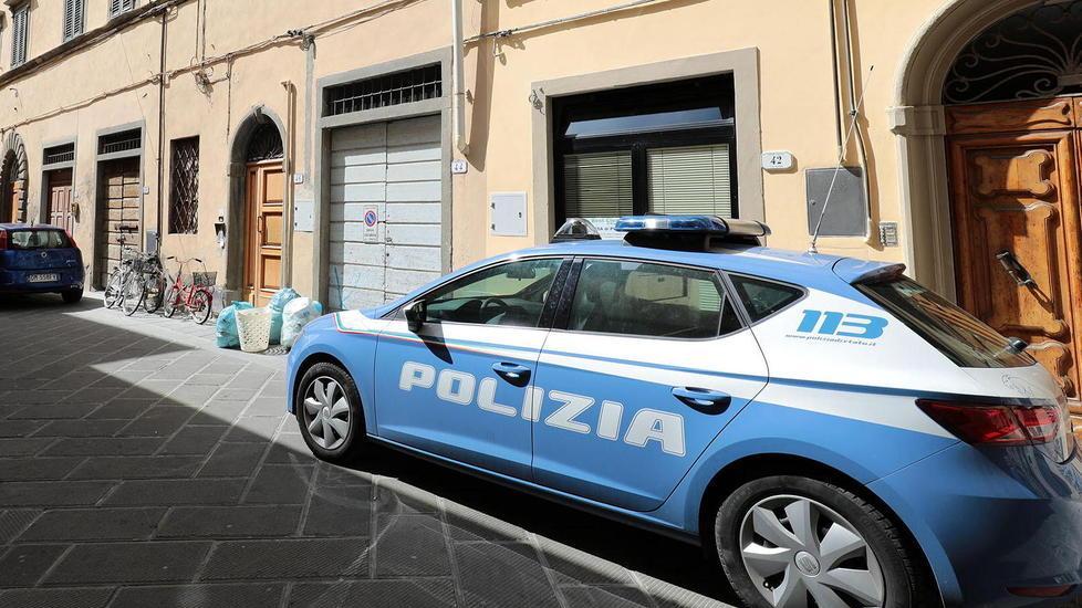 Lo derubò mostrandogli il seno scovata la truffatrice dei Rolex