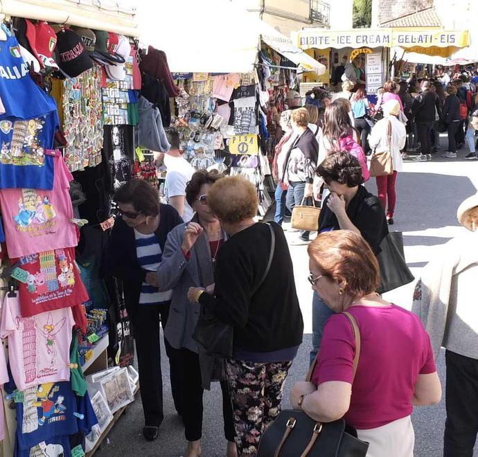 I bancarellai: subito un rientro a tempo in piazza del Duomo 