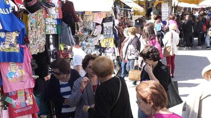 I bancarellai: subito un rientro a tempo in piazza del Duomo