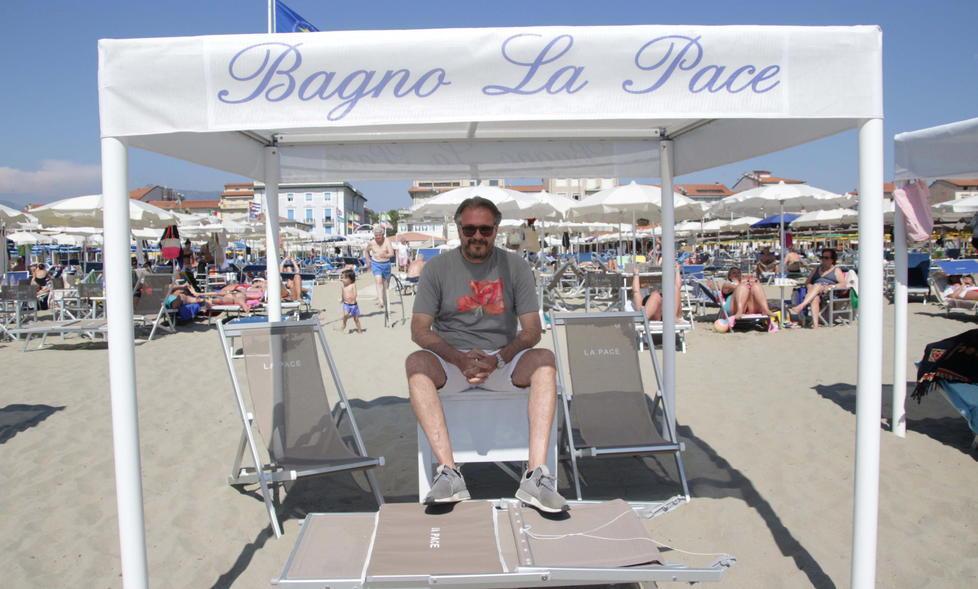 «Sdraio rovinate» E il titolare replica: spendere è un rischio