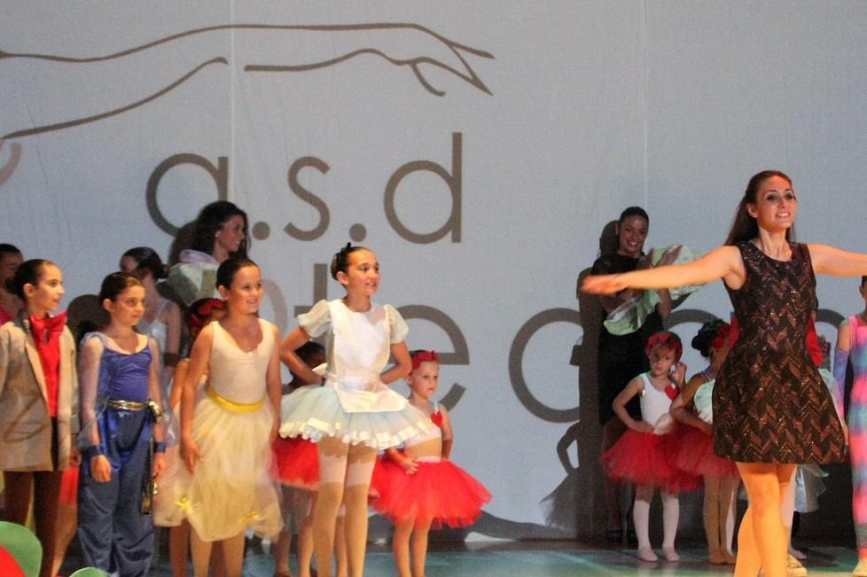 Applausi alle baby ballerine-attrici come Alice tra le meraviglie