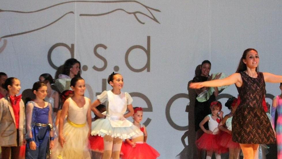 Applausi alle baby ballerine-attrici come Alice tra le meraviglie