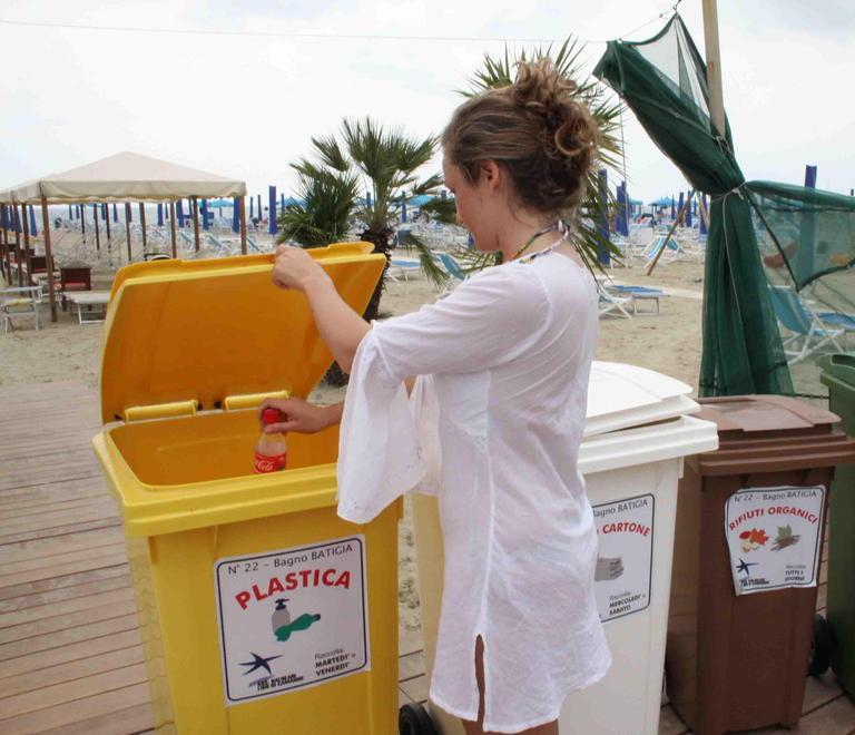 Differenziata in spiaggia ecco diciotto postazioni 