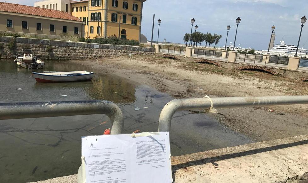 Via le barche abusive dallo Scoglio della Regina 