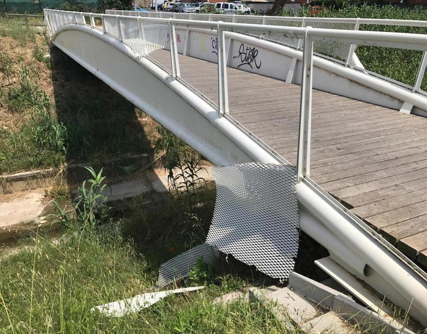 Salviano, vandali scatenati sul ponte 