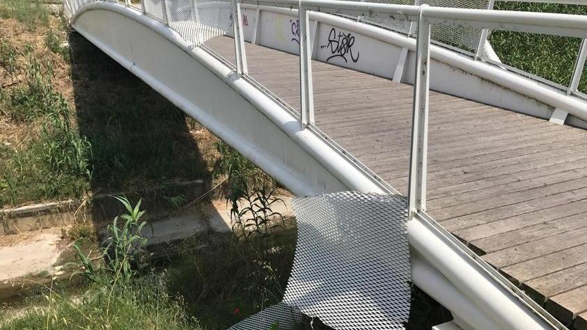 Salviano, vandali scatenati sul ponte