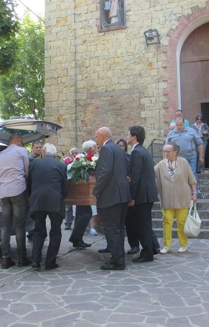 Chiesa colma per l’addio allo storico barista Tacconi