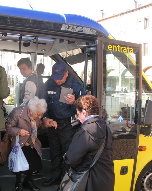 Bus vecchi: i passeggeri protestano 