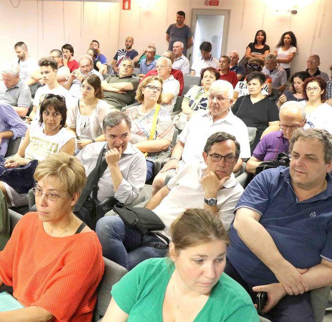 Dibattito serrato, botta e risposta tra i politici