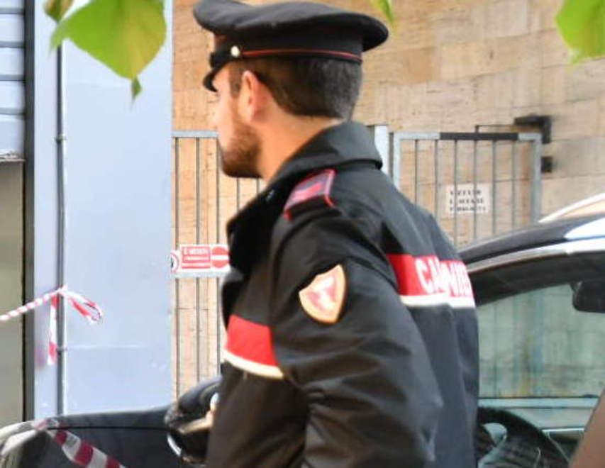 Minaccia un ragazzino con un bastone, denunciata 