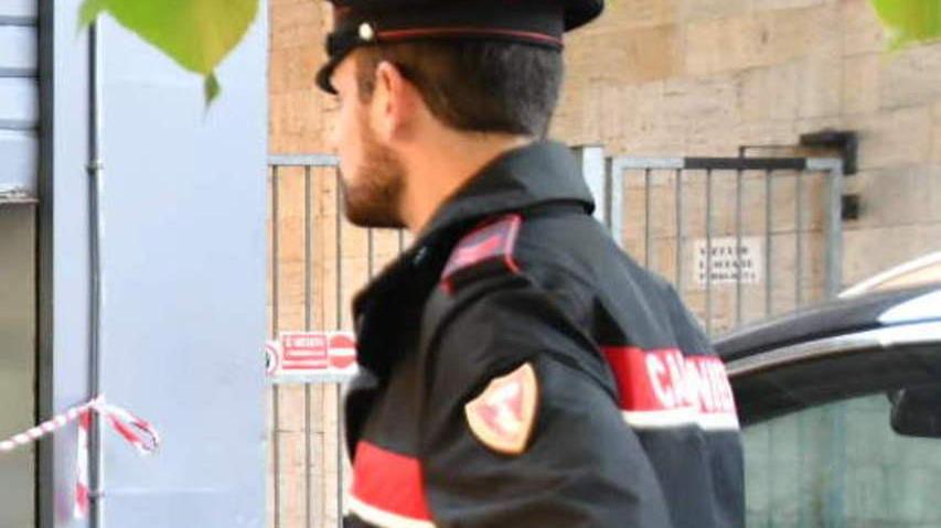 Minaccia un ragazzino con un bastone, denunciata