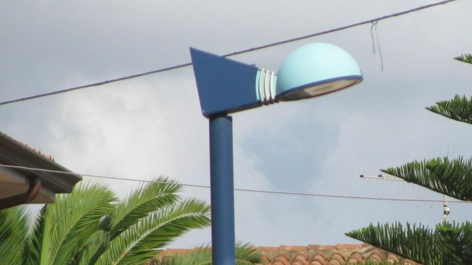 Scintille da un palo elettrico
