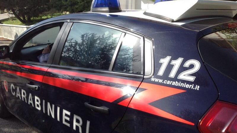 Caccia ai ladri, auto in fuga vola fuori strada