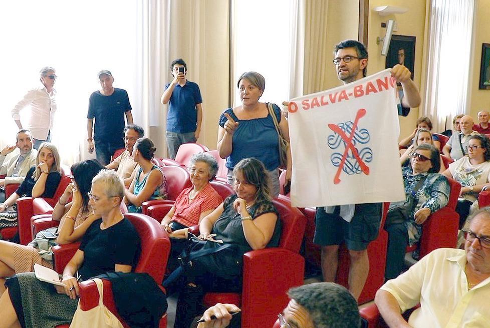 La rabbia dei No Salvabanche 