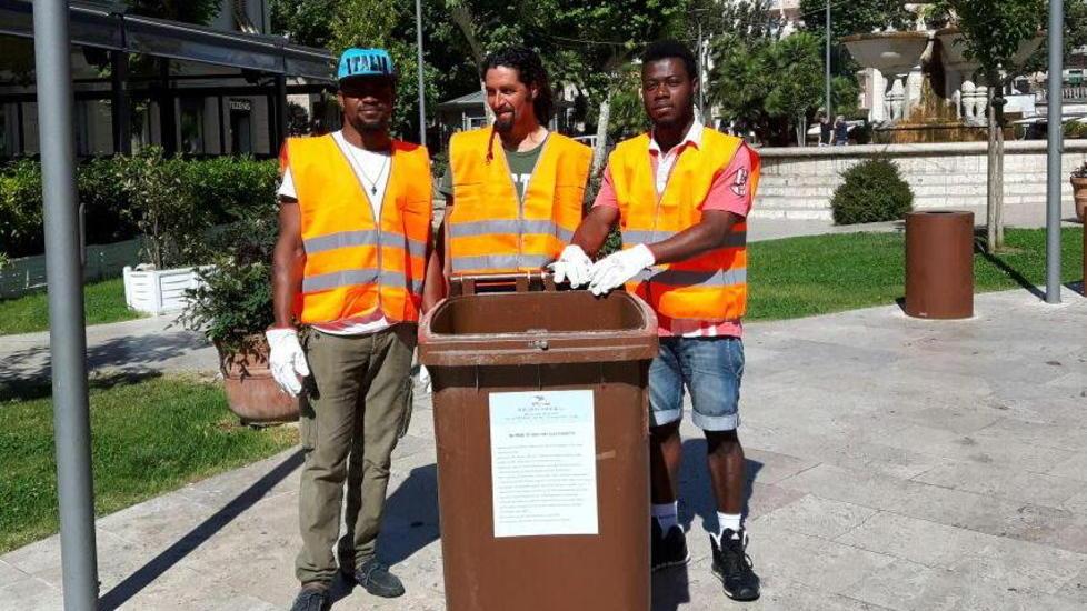 Richiedenti asilo al lavoro per la raccolta dei rifiuti a Montecatini