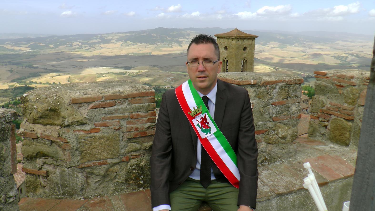 Il sindaco Marco Buselli sulla torre campanaria di Palazzo dei Priori