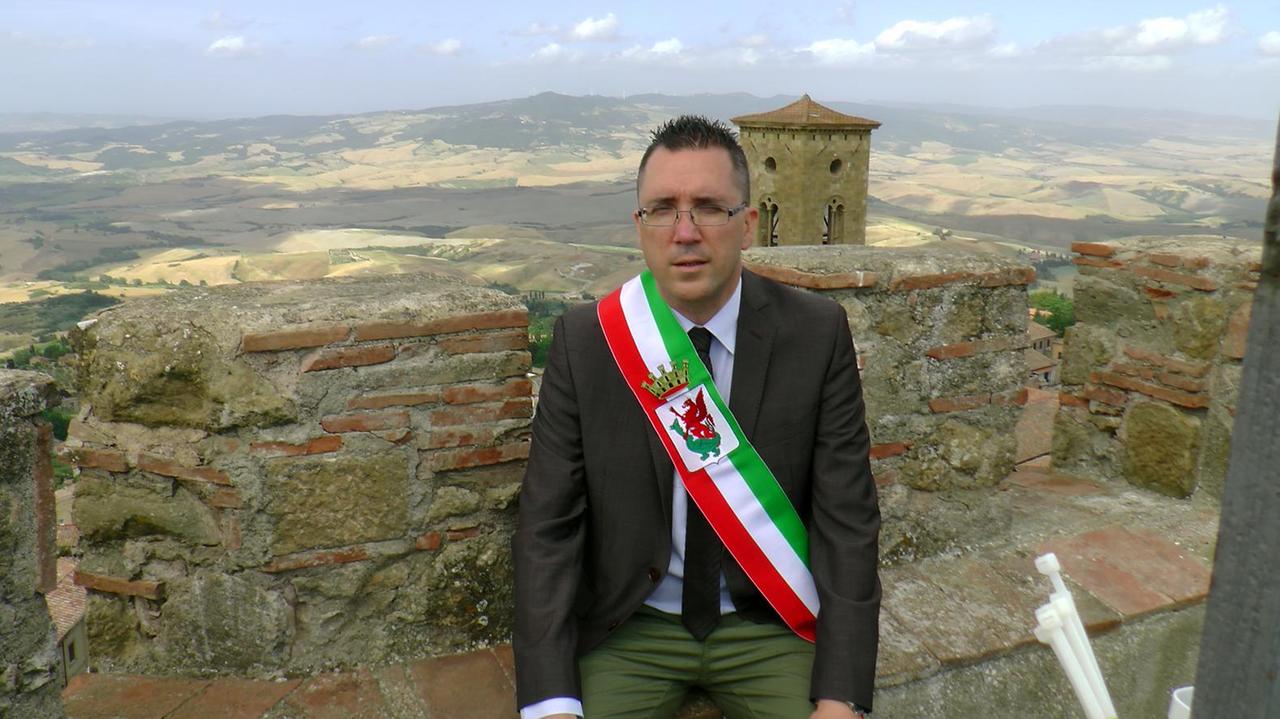 Il sindaco Marco Buselli sulla torre campanaria di Palazzo dei Priori