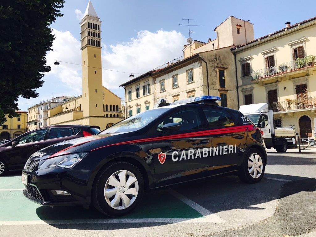 Una gazzella dei carabinieri in piazza Mercatale