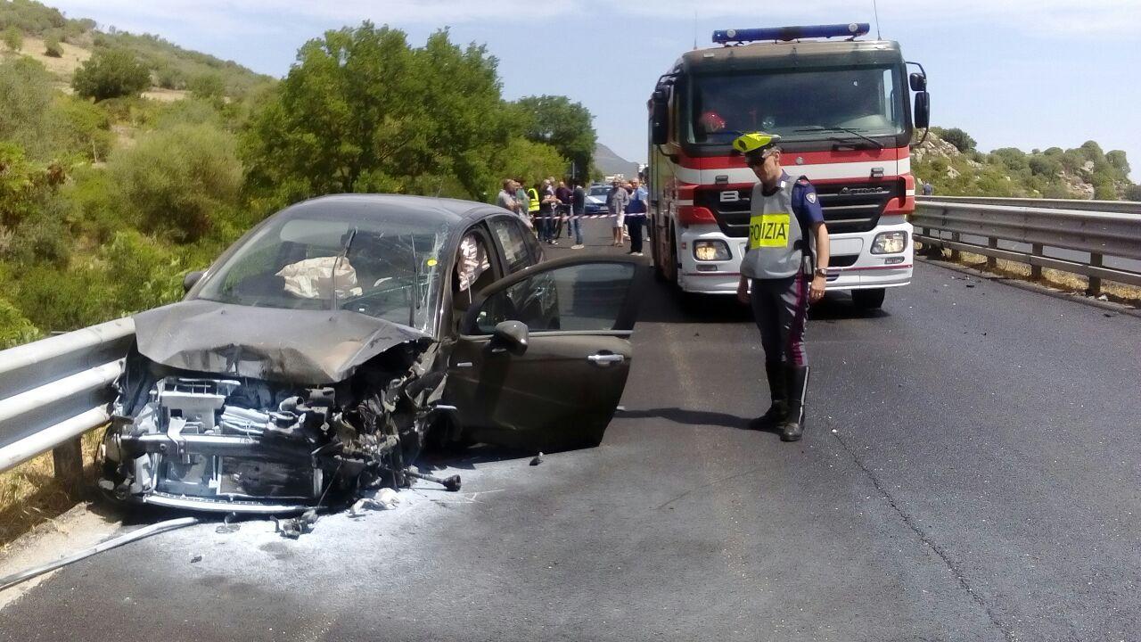 Auto contro camion sulla 131 al bivio di Thiesi: due feriti 