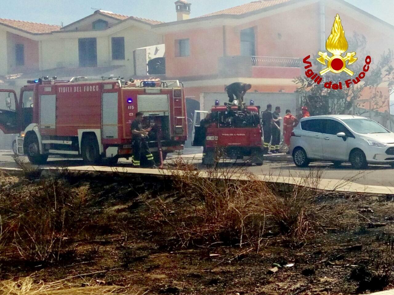 L'incendio è arrivato fino alle case (foto Mario Rosas)