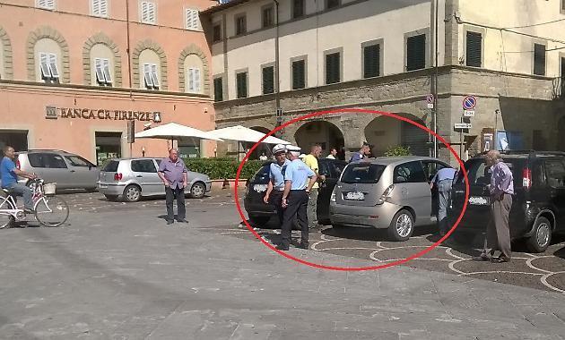 Nel cerchio l'auto della mamma. Foto gentilmente concessa dal Corriere di Arezzo
